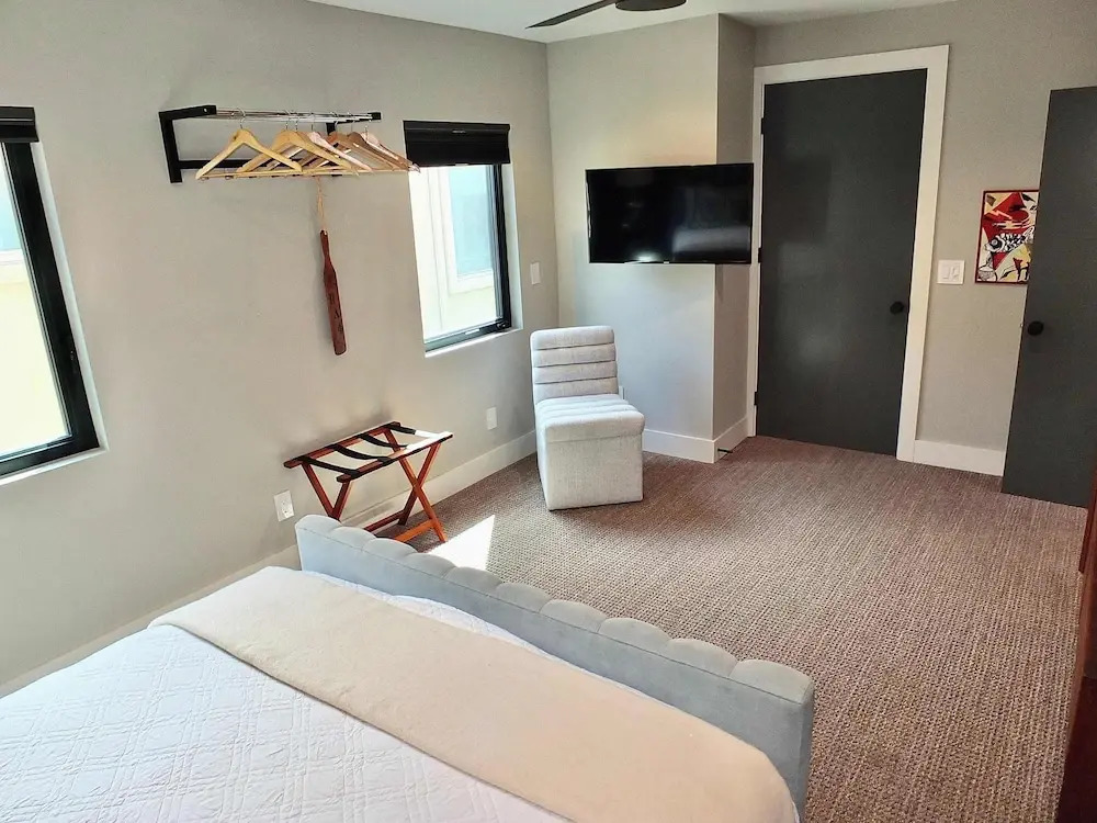 Naples Luxury Retreat - 3 BDR Stay for 6 With Rooftop Patio
