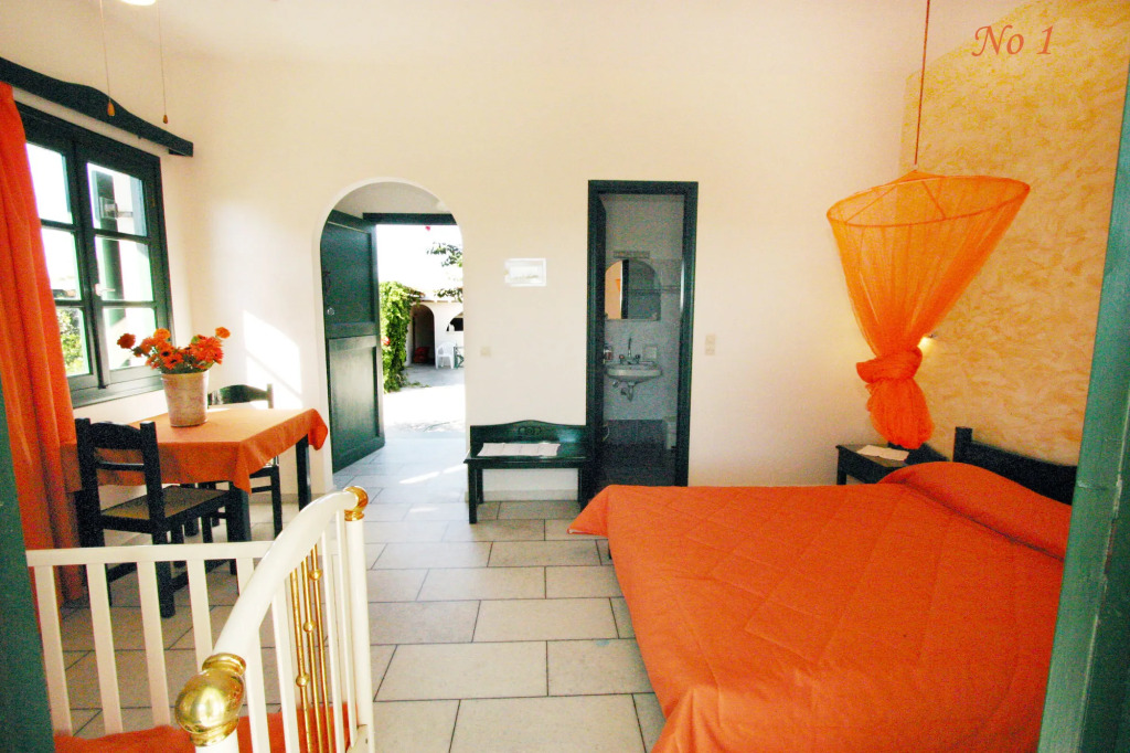 Studios Vrettos Beachside Hotel