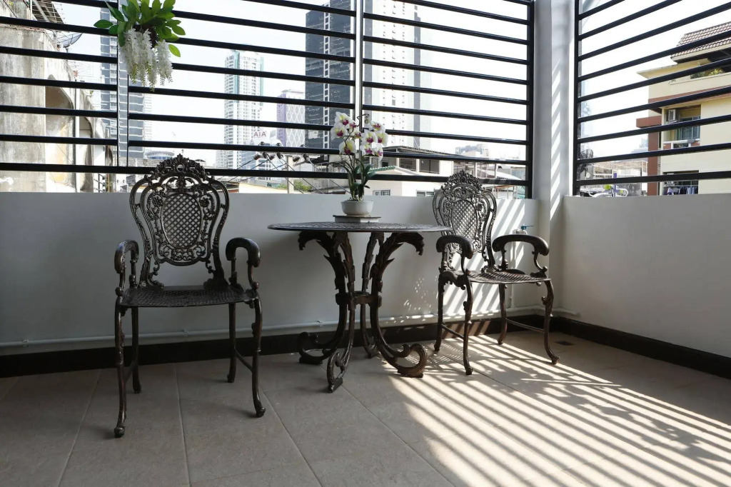 The Cube Sathorn Boutique Hotel เดอะ คิวบ์ สาทร บูติค โฮเทล Near BTS Surasak