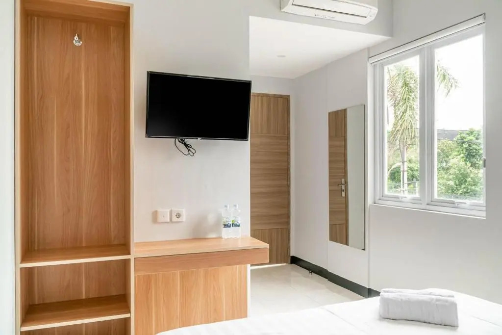 RedDoorz near Puri Indah Lippo Mall 2