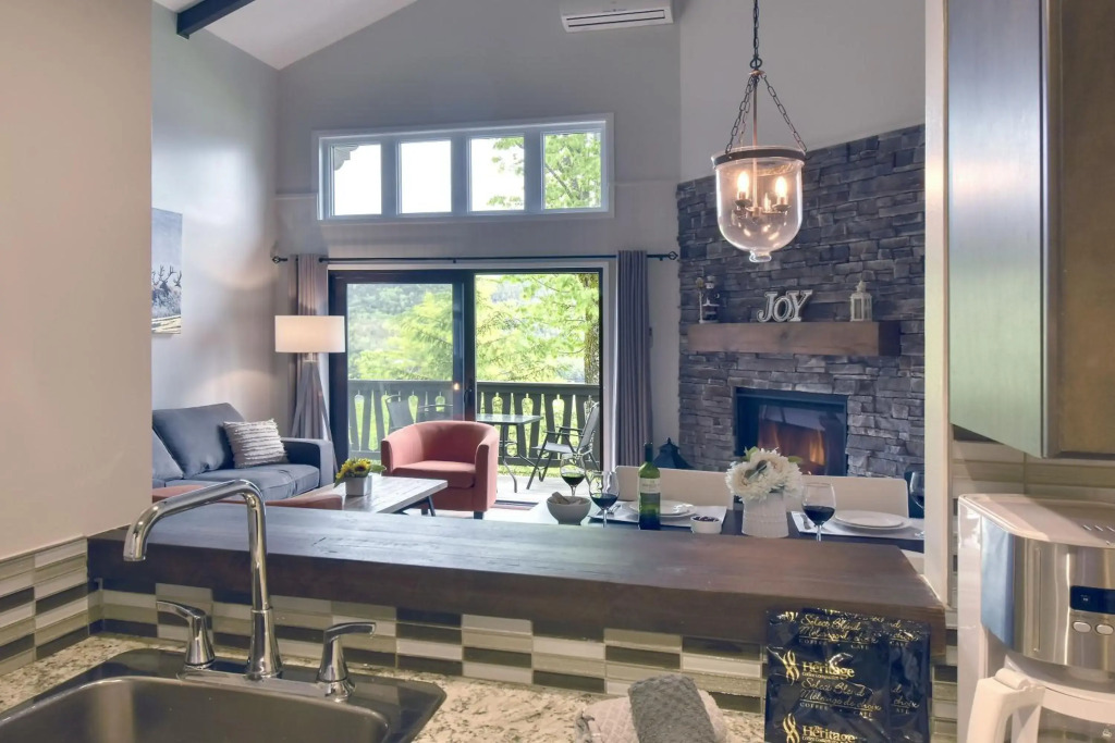 Stunning Condo - View on Lake Tremblant & Mountain