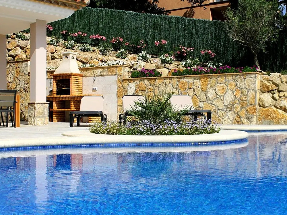 Beautiful Villa With Fantastic View and Infinity Pool Near Santa Cristina D'aro