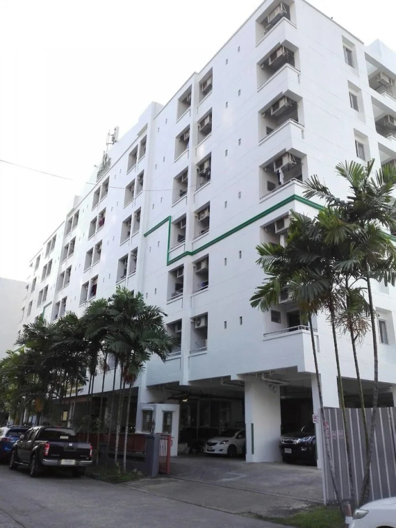 Ritratana Apartment