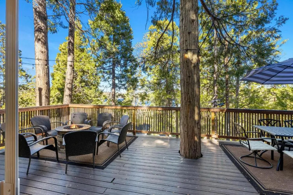 Spectacular Lake View, Luxe 3 Level Home, 1750 sqft, AC, Dogs, Walk to Village