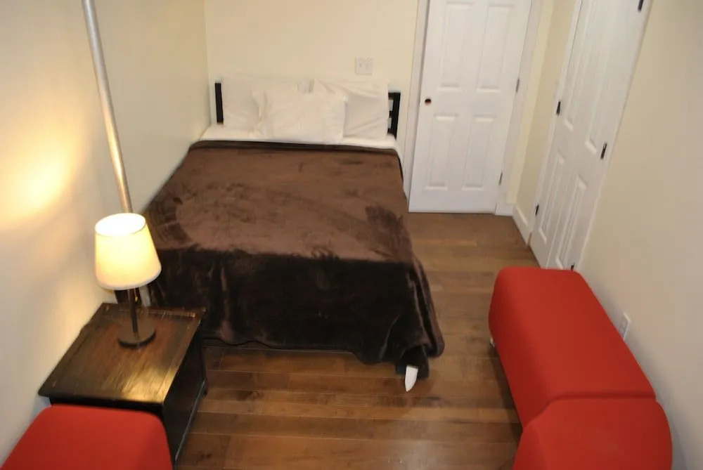 l 3 into Newark Airport Lower Level Apartment