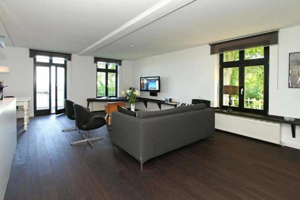 Villa Schering App 4 Black White