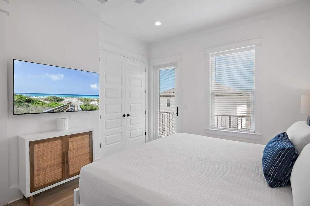 3-story Comfortable Home Near the Beach