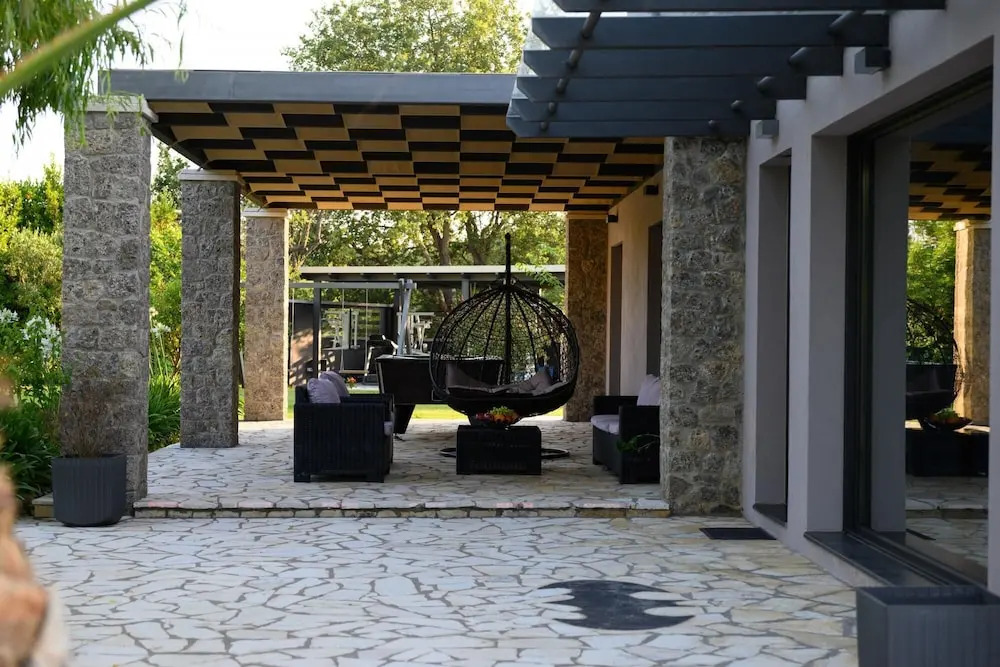 Villa Black White Dassia