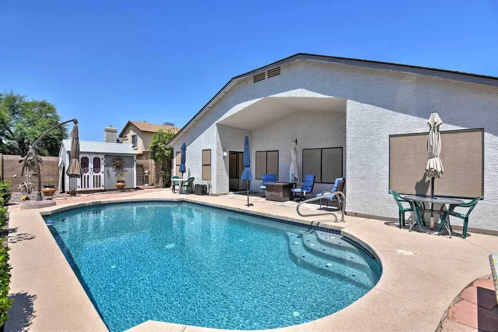 Walk to NFL Games: Glendale Home Near Golf