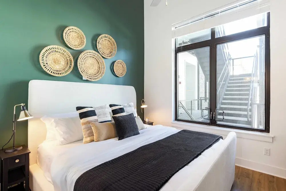 New Build Sleeps 12, 2 Condos, Modern Design Near Downtown Nashville