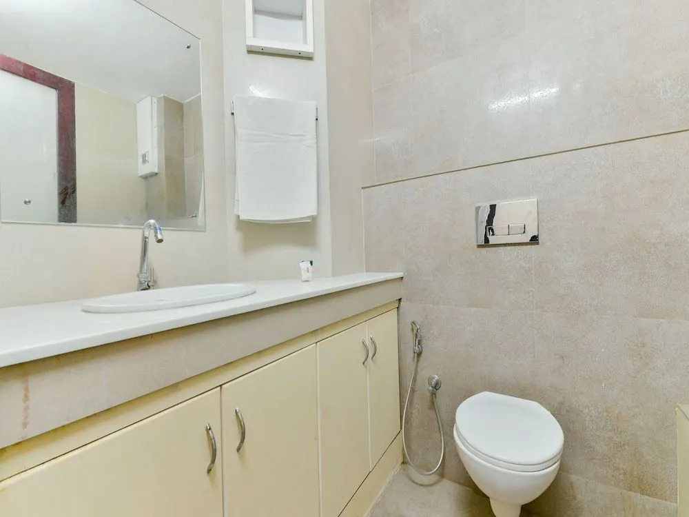 OYO 16663 Plaza Suites Hotel