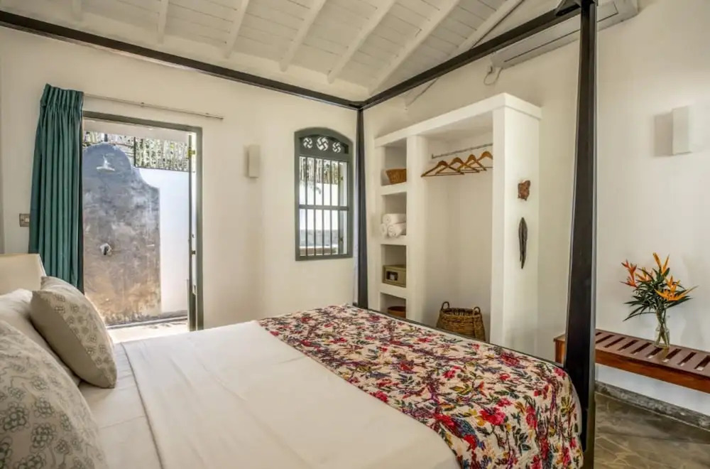 Beautifully Renovated Family Village House Within Walking Distance To The Beach