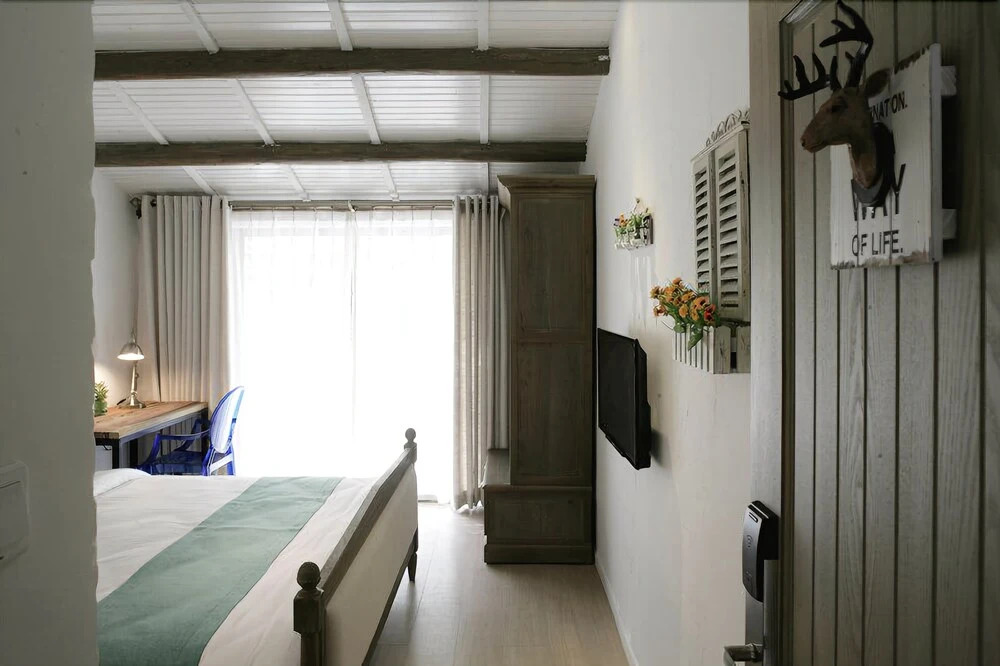 Bird Singing Hotel