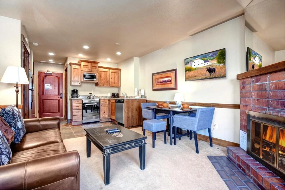 K B M Resorts- Cbi-101 Upgraded 1bd, Wood Fireplace, Full Kitchen, Wifi, Walk to Slopes!