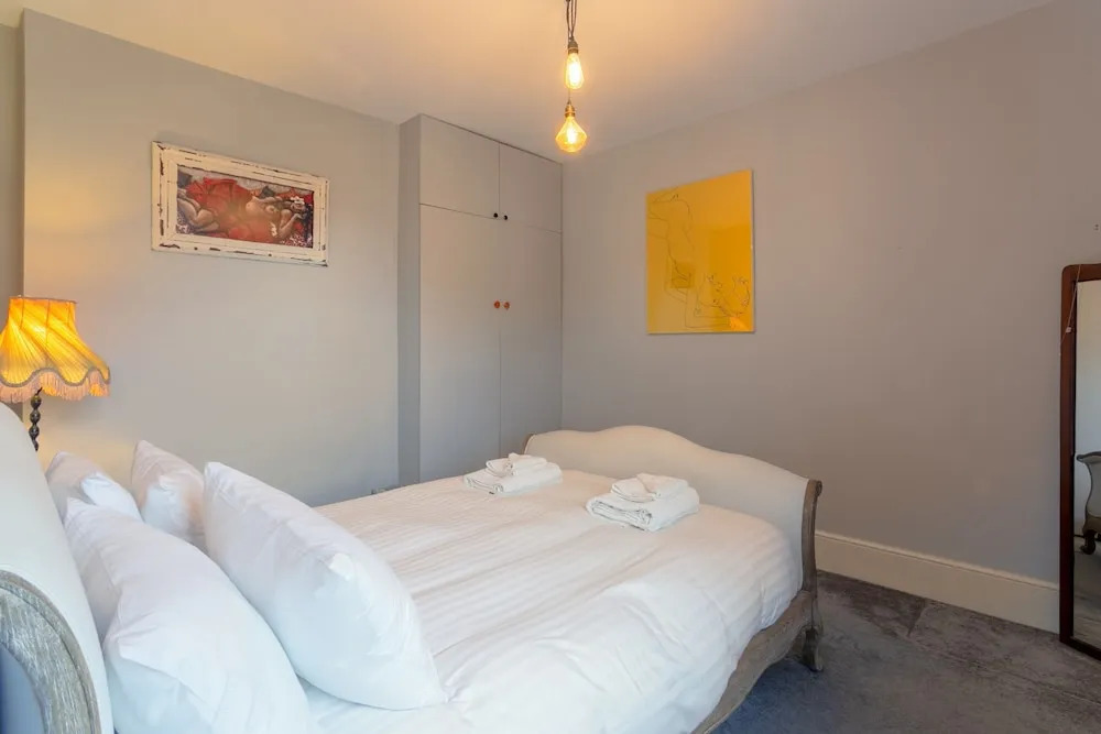 2 Bedroom Apartment Near Queens Park