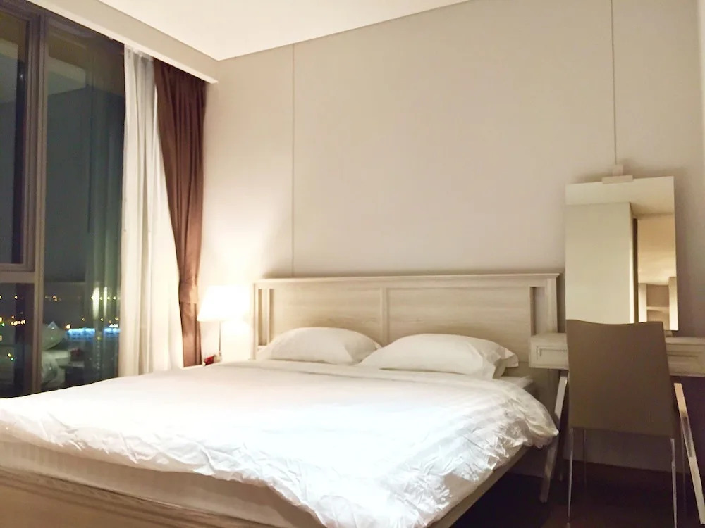 Lux Contemporary Condo By Favstay