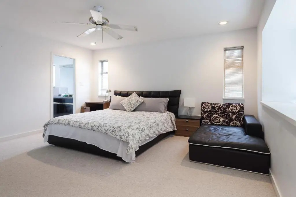 Convenient to Attractions & Close To Airport