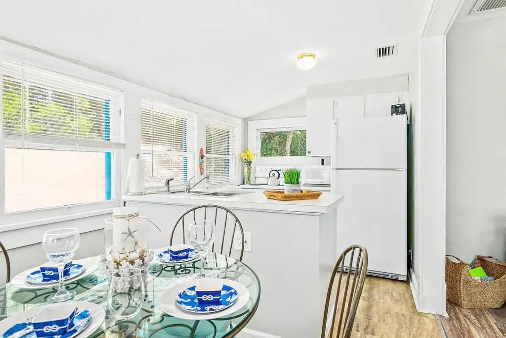 Charming Downtown Carriage Apartment