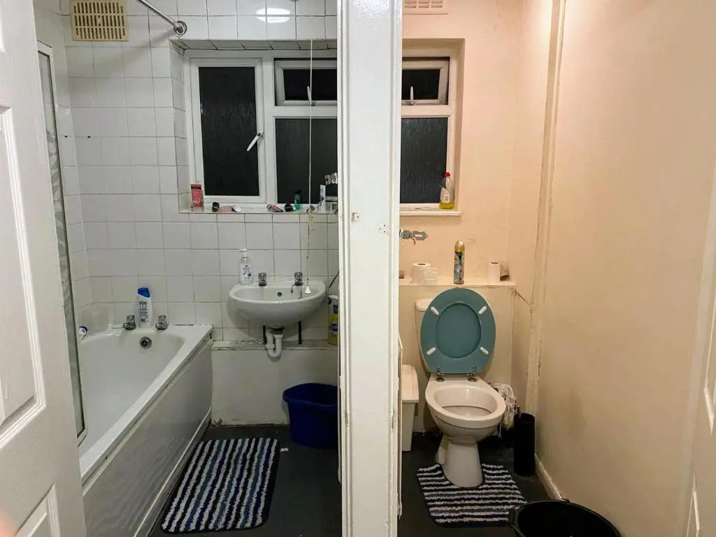 London Double Room with free parking and wifi