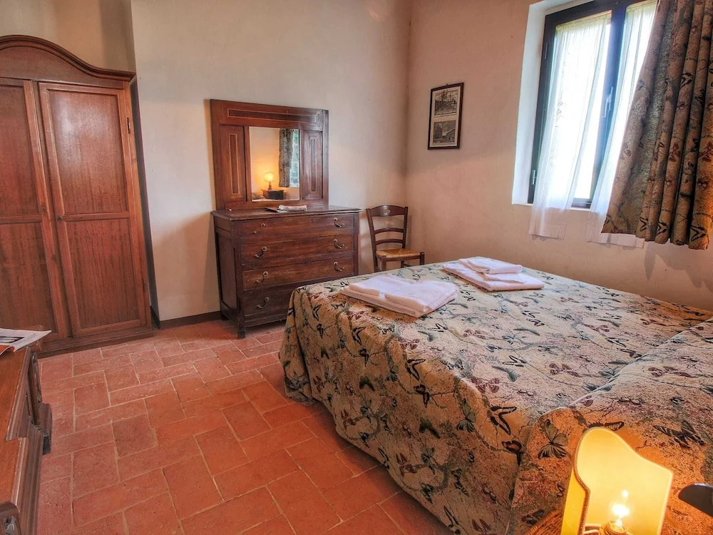 Spacious Tuscan Farmhouse