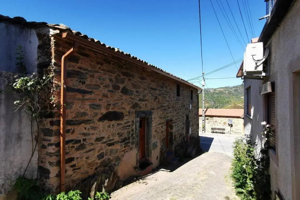 Casa do Linho 400 year old country cottage
