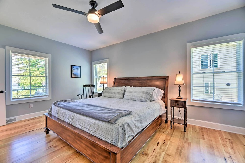 Charming Lake Erie Getaway: Walk to Beach!