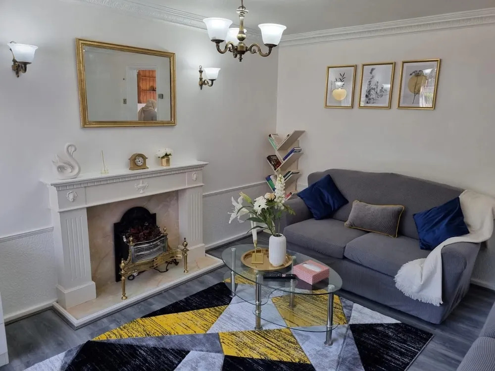 Modern 2-Bed Home - Private Garden Parking & WiFi