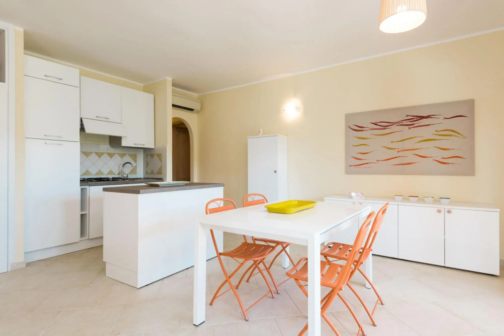 It consists of 4 bedrooms (1 double and one with twin beds, 1 double with also a single bed, one dou-PERLACEA 16
