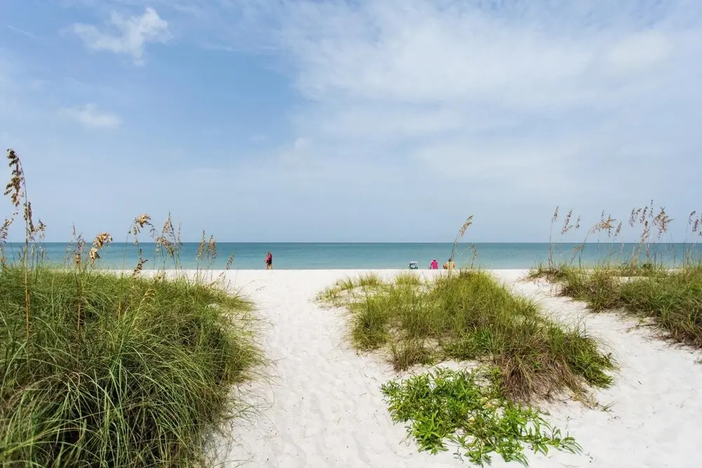 Pesaro - stylish 3BR retreat near Via Miramar Beach, beautifully renovated home with a private pool, lush tropical gardens and premium modern comforts, perfect for families and relaxing getaways, just minutes from sandy beaches and vibrant downtown Naples