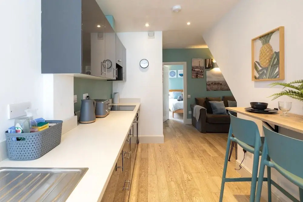 Cosy one bedroom apartments with free evening parking
