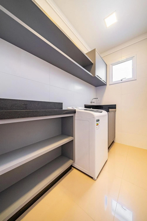 169 - Cobertura Duplex com 03 quartos, ideal para 03 casais e ampla vaga de garagem na praia de Canto Grande - Bombinhas - SC