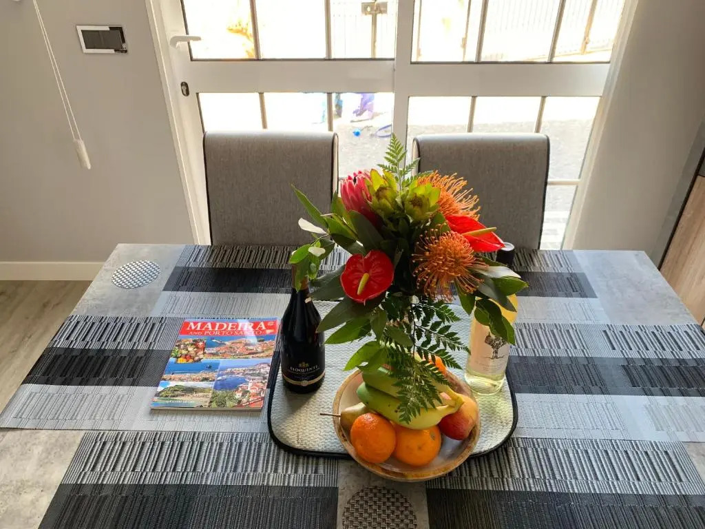 Funchal Apt- Sleeps 2 - Pool & Garden - Madeira