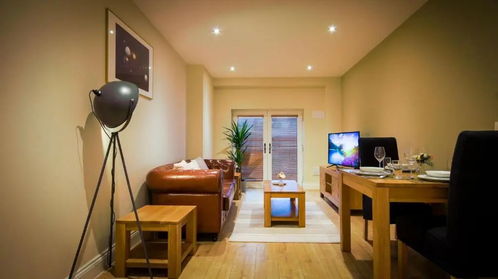 Superb City Center 1 or 2 BR Apts King Bed