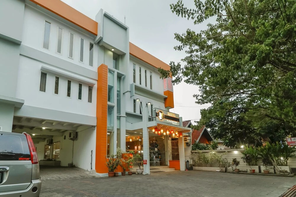 RedDoorz near Manado Town Square