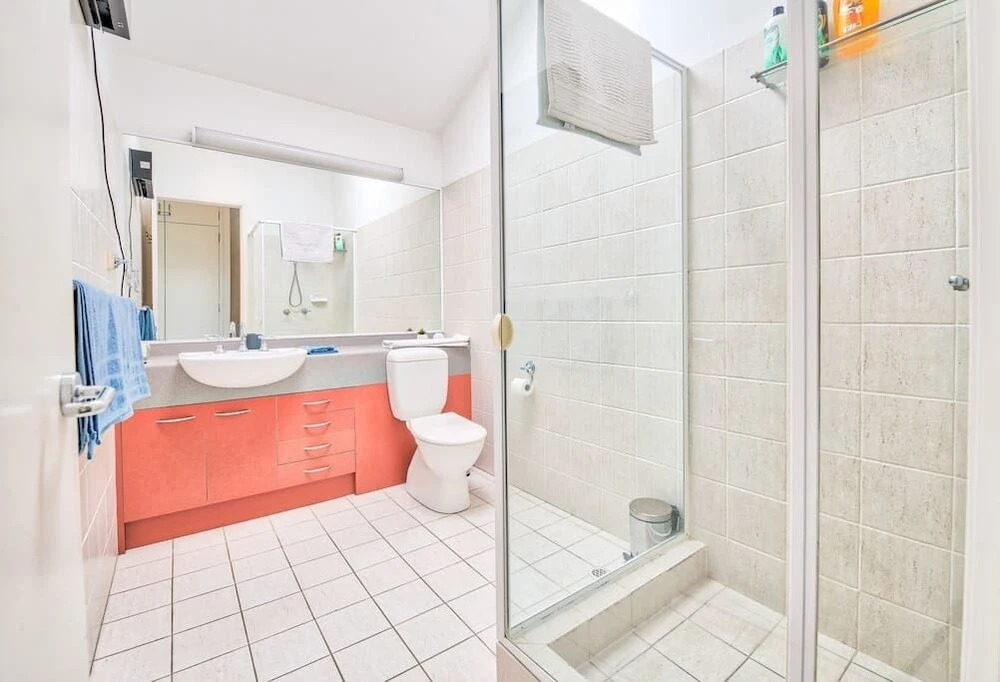 Spacious Home In New Farm For 6 W/ Parking