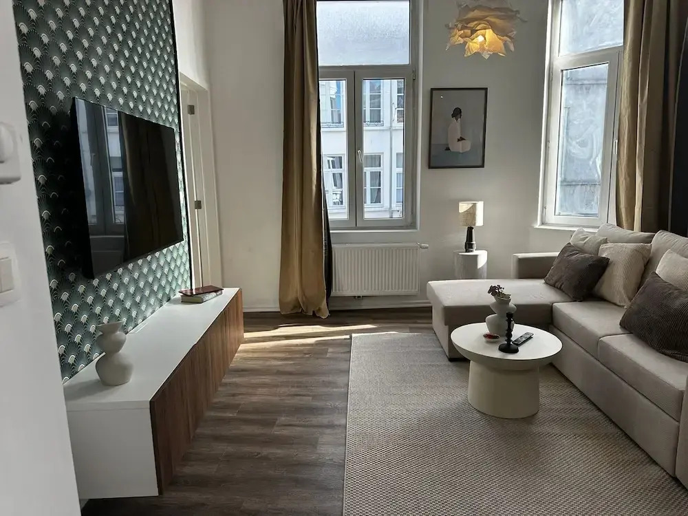 Stylish 1BR plus LR Apt Ghent Castle