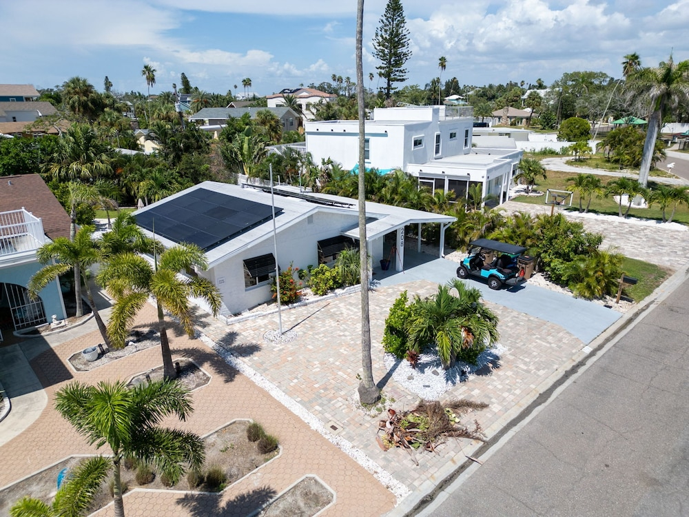 Heated Pool Hot tub Close to Beach Pet Friendly