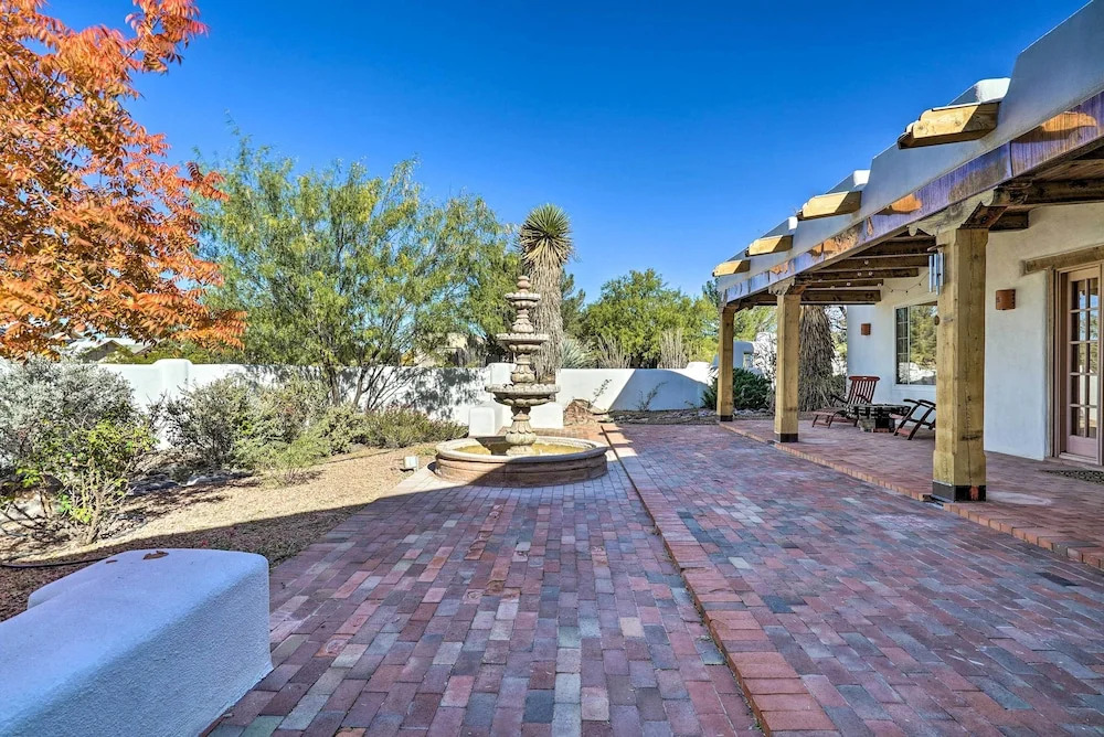 Las Cruces Home La Casa Blanca w/ Courtyard