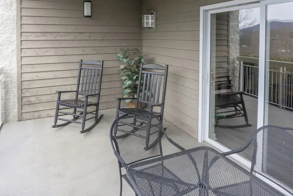 Mtn Views! Walkable Pigeon Forge Retreat w/ Pool