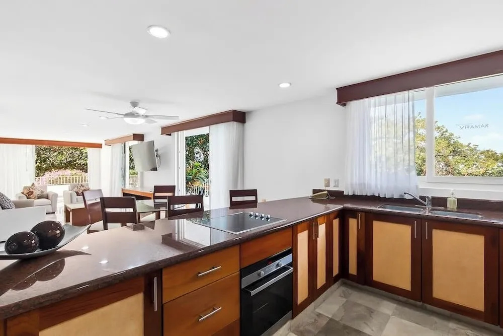 Luxurious Partial Ocean-view Suite With 3 Pools, hot Tub, gym & Balcony