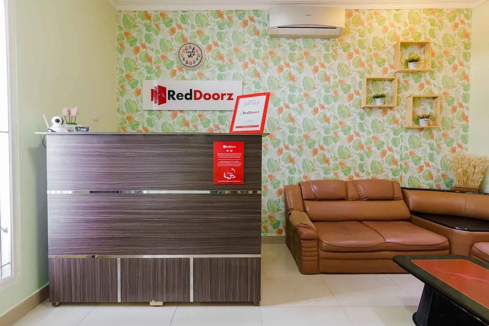 RedDoorz Syariah Near Jam Gadang Bukit tinggi 2