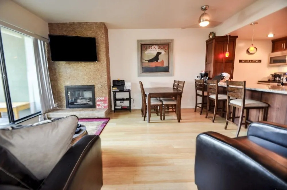 2BR Condo in Perfect Location by RedAwning