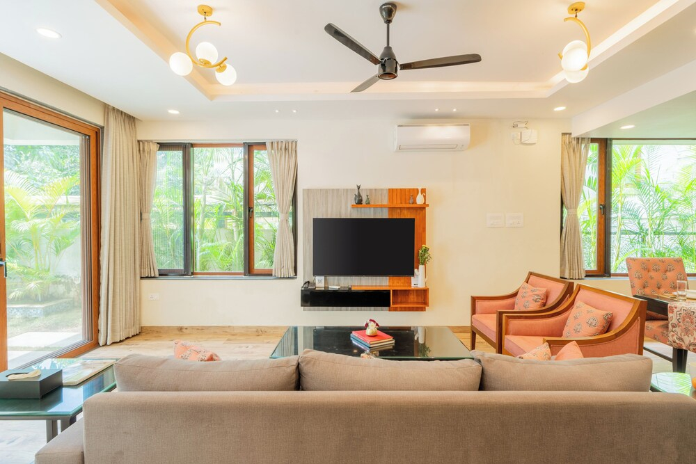 ELIVAAS 3 BHK Pvt Pool & Bar - Villa Valerie