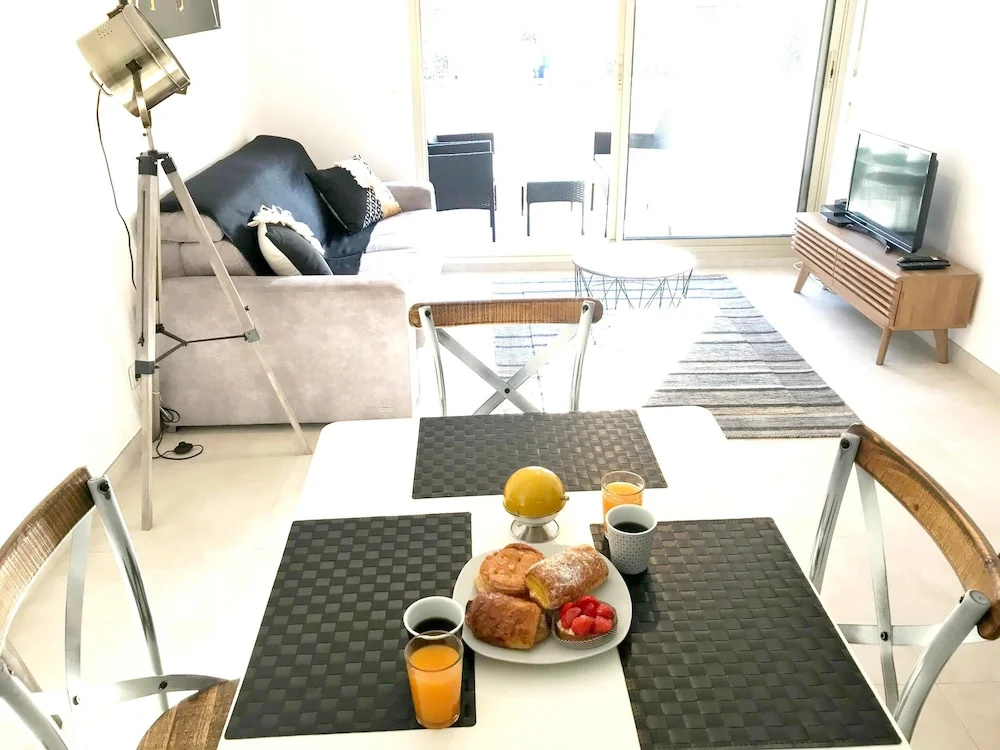 Apartment with One Bedroom in Antibes, with Wonderful City View, Furnished Terrace And Wifi - 550 M From the Beach