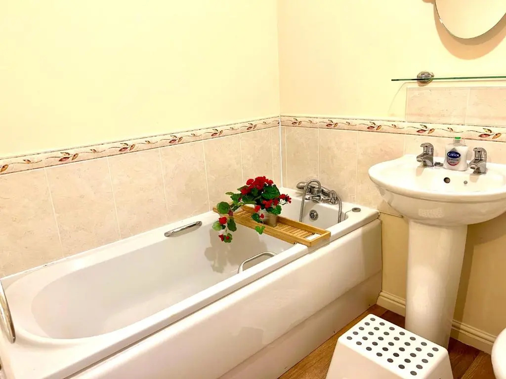 Beautiful 3-bedroom house, city centre, parking
