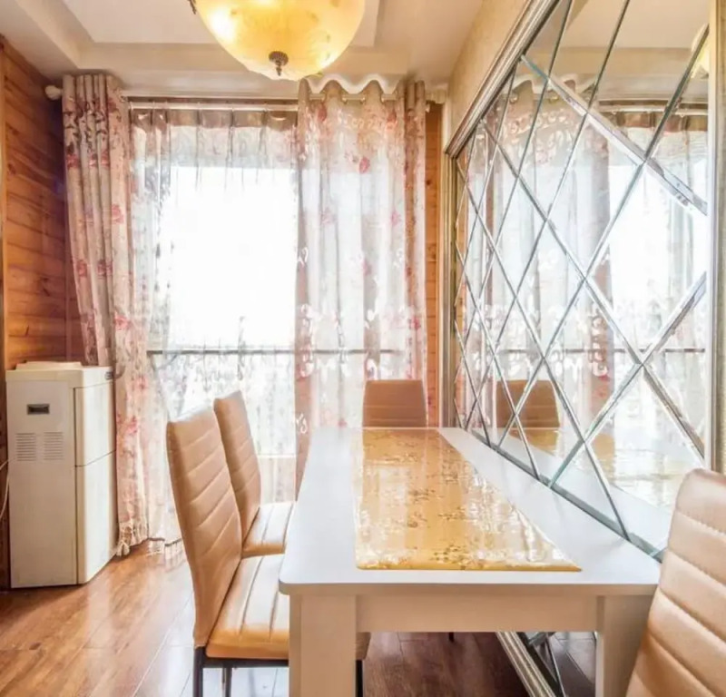 Swan Apartment