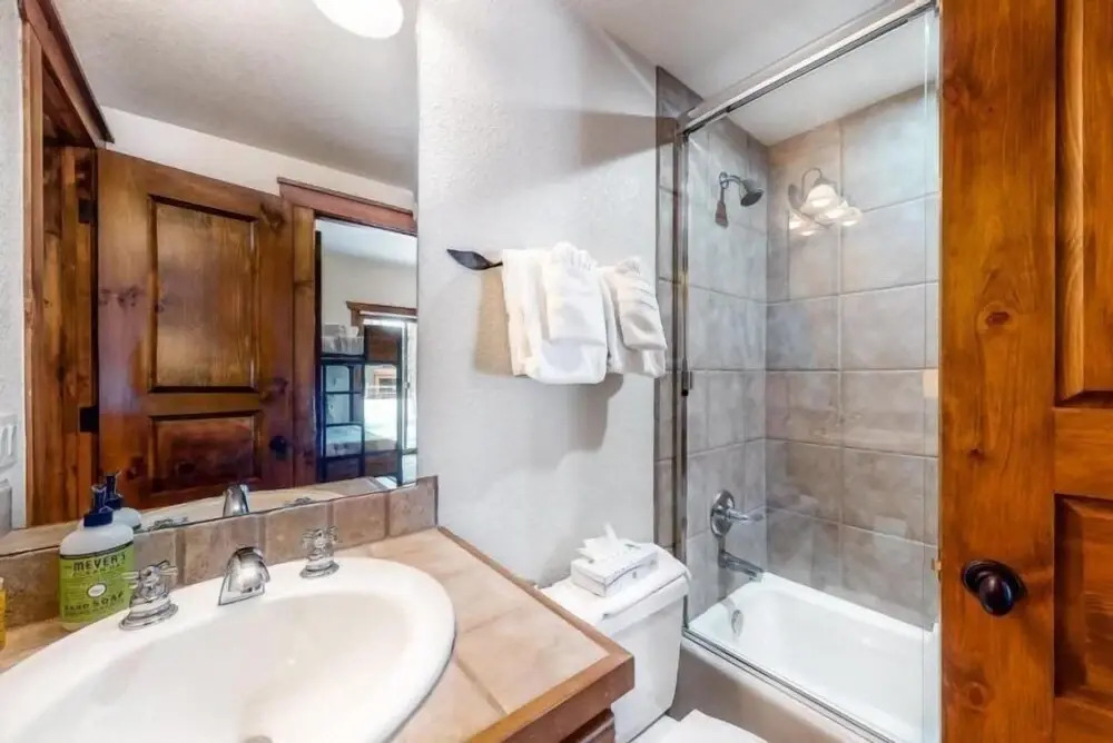 Ski-in/ski-out 3 Bedroom Townhome at Snowflake Lift With Private Hot Tub