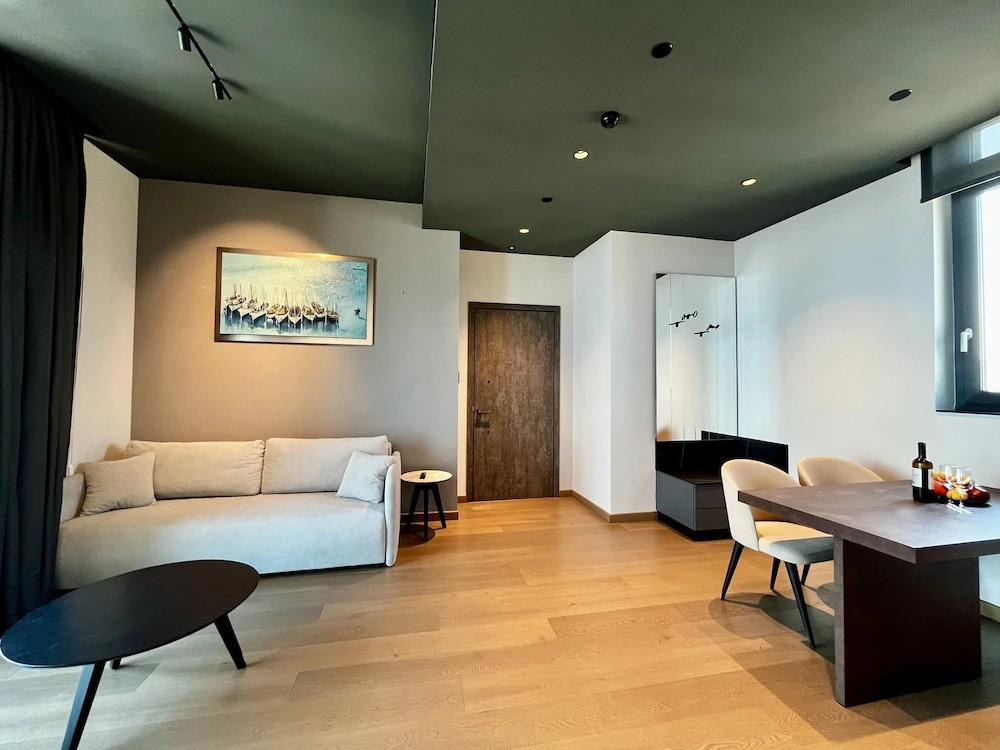 128 LIM - 2106 Stay Only Tower Suite