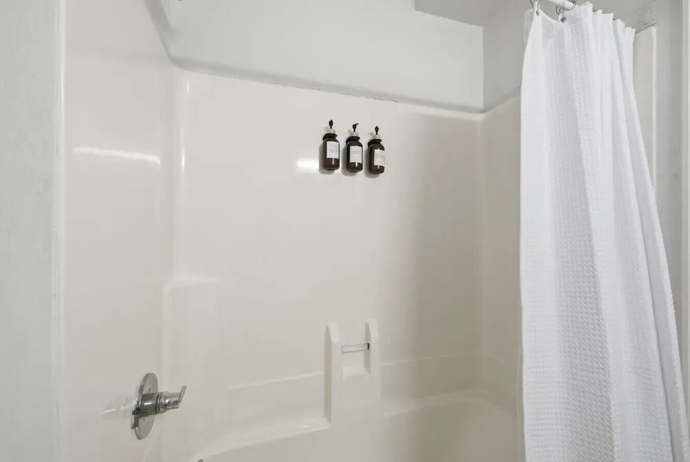 Central 3BR Apt Minutes to Downtown Parking