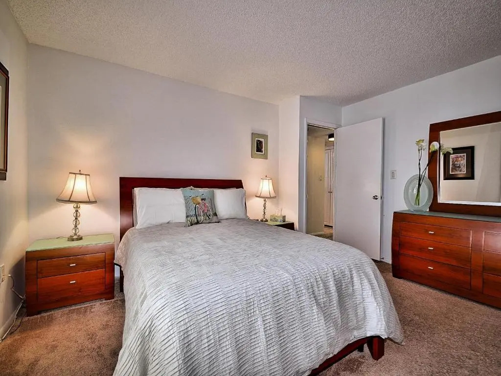 440 West Condos 1508S Walk to the Beach 555